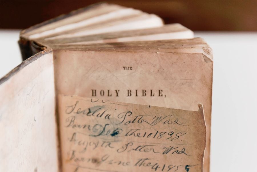 Interior de la Biblia antigua