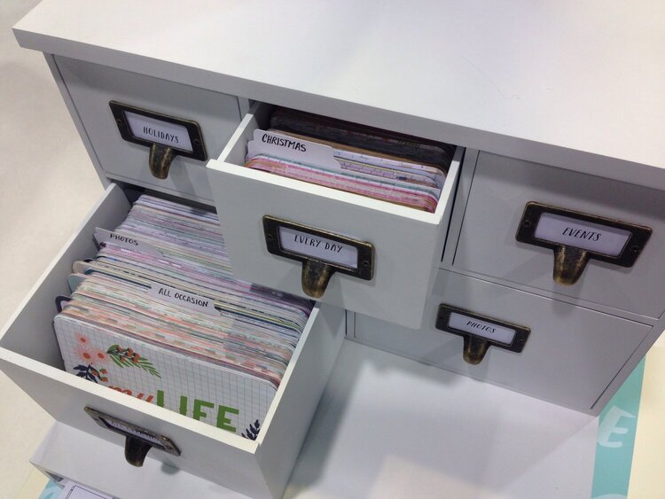 We R Memory Keepers NEW CHA Winter 2014 Albums Made Easy (Project Life) Card Cabinet Organizer