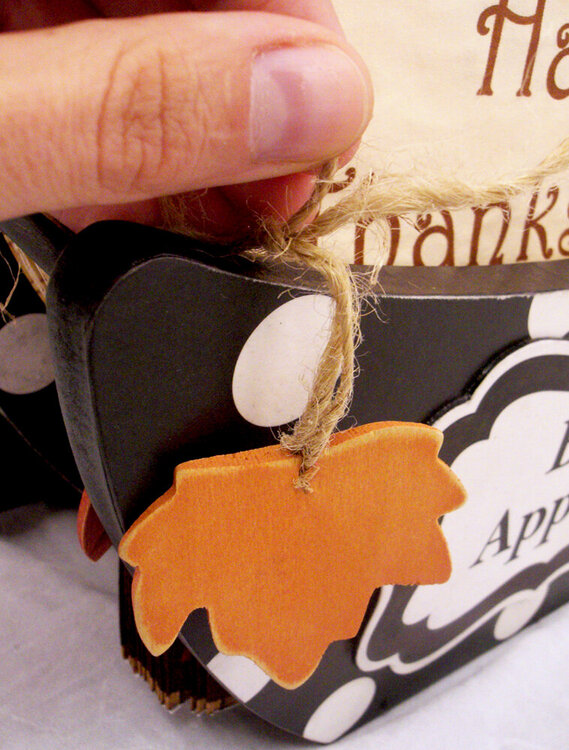 Paper Plate Holder Thanksgiving Leaf Detail