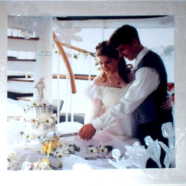 daisy wedding cake cutting