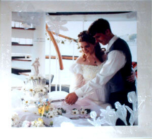 daisy wedding cake cutting
