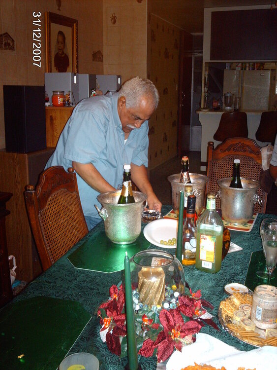 mi pap sirviendo su tradicional caviar el 1ro de enero