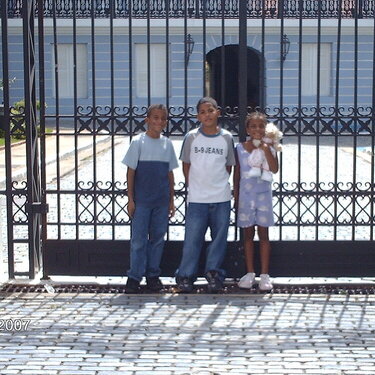 posando ya frente a la Fortaleza-residencia oficial del gobernador de PR