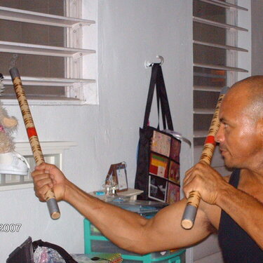 Scraposita cinta negra cuchillo en mano practicando Kali con tio Vicente