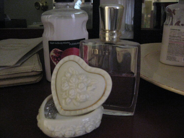 Feb. photo hunt challenge (favorite perfume 7 pts.)