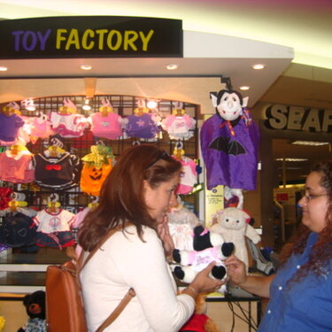 2006 Octubre 13 - De compras en Toy Factory