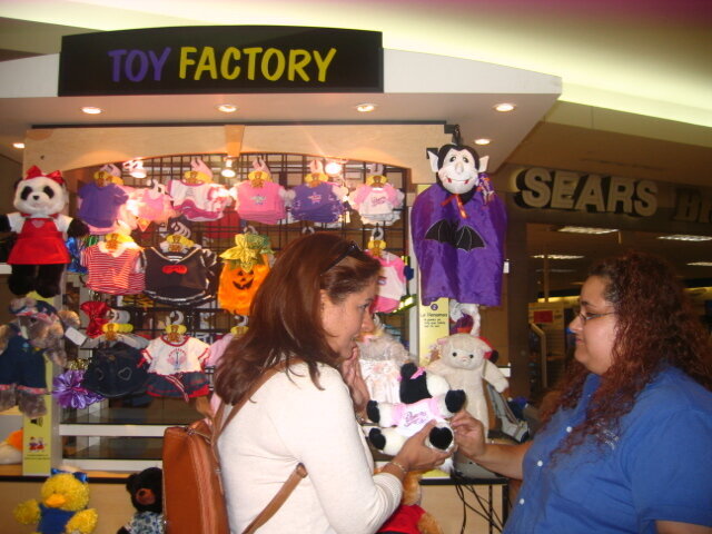 2006 Octubre 13 - De compras en Toy Factory