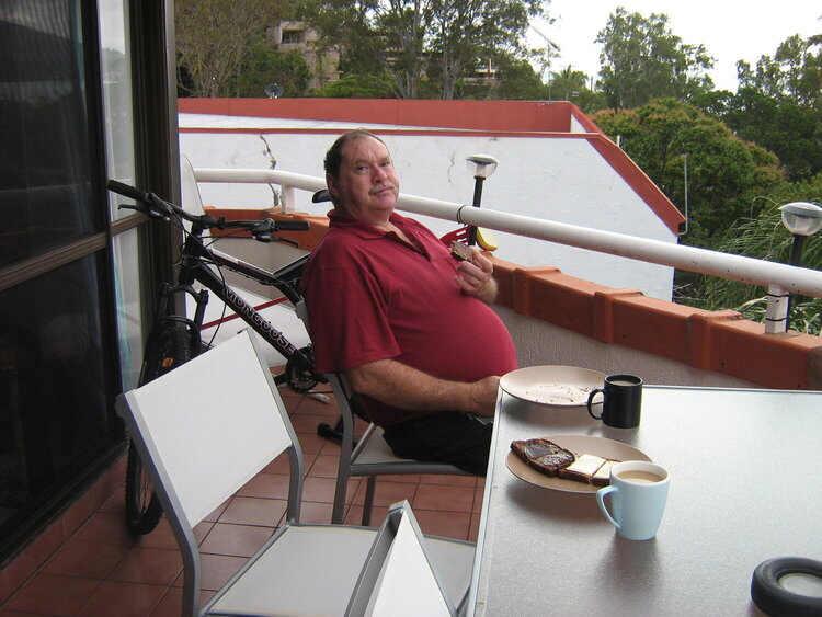 kel Breakfasting at Airlie beach