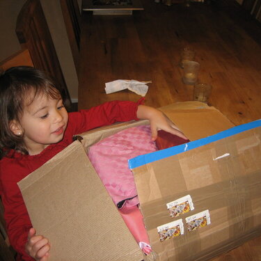 Lydiana abriendo la caja de Muumi