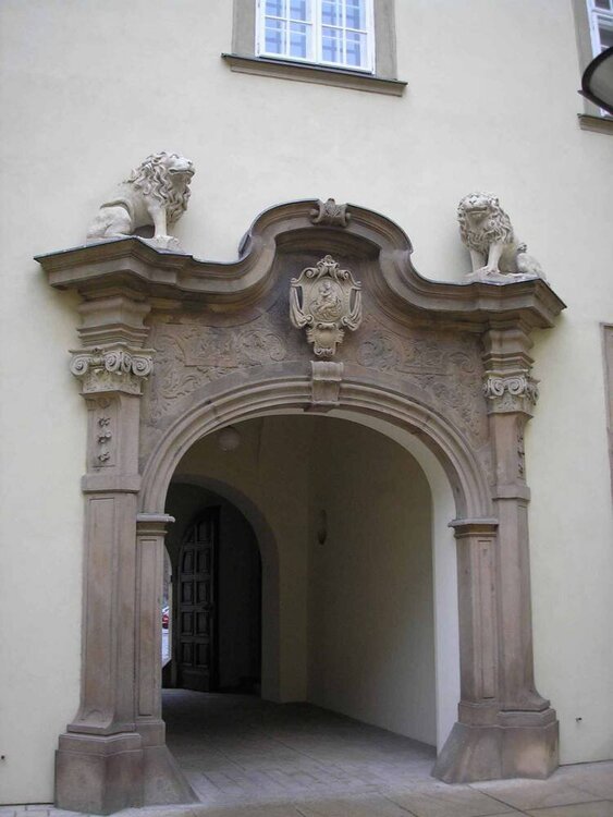 The arch to the municipality courtyard