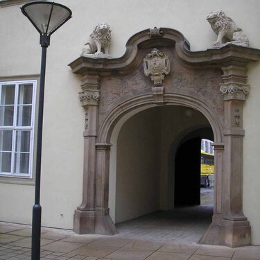 The same arch with the lamppost