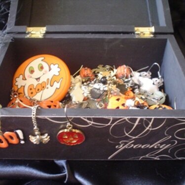 Altered Jewelry Box - HDH131 Macabre Monday - CASE a Minion (inside)