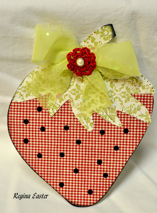 Strawberry shaped card with video