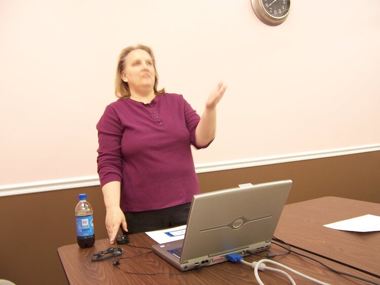 Lori teaches her first photoshop elements class @ Scrappy Chic