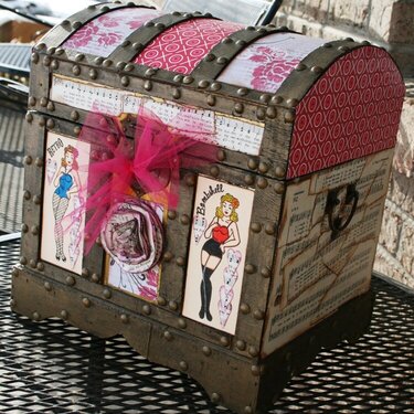 Altered Valentine&#039;s Trunk  *Bombshell Stamps*