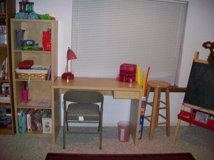 B&#039;s desk and shelf