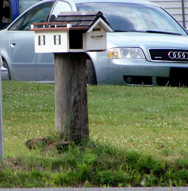 Mailbox that looks like a house and garage! 7 pts