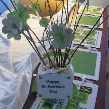 St. Patrick&#039; Day Table Runner and shamrock flowers