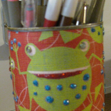 Frog pen cup