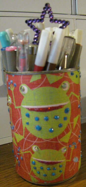 Frog pen cup