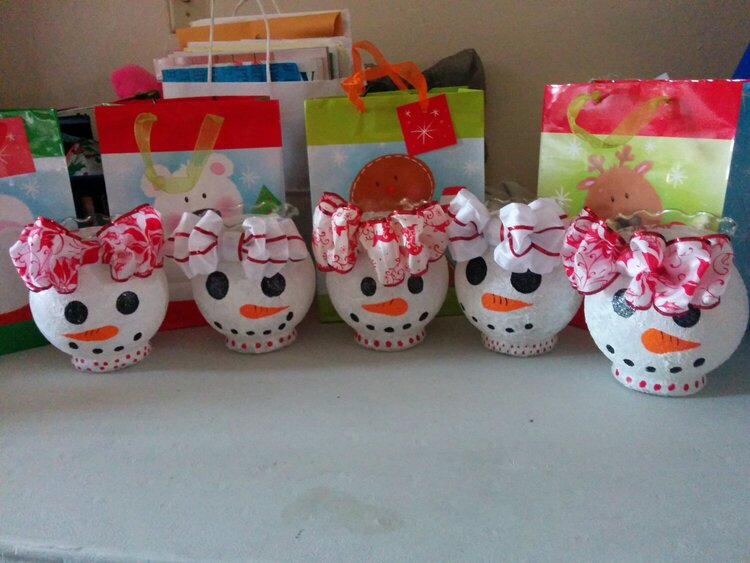 Decorated ivy bowls