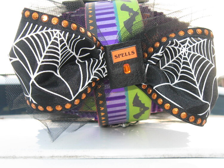 Halloween basket, better pic of the bow