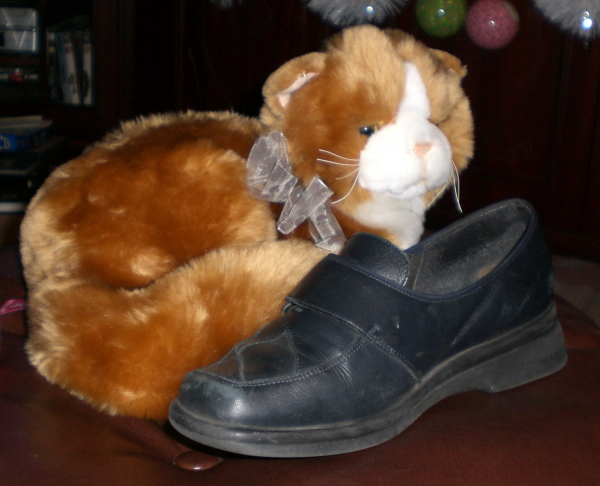 Doorstop - Cat With A Shoe