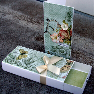 Giftbox with card (open)