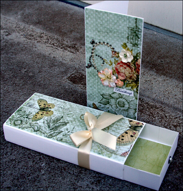 Giftbox with card (open)