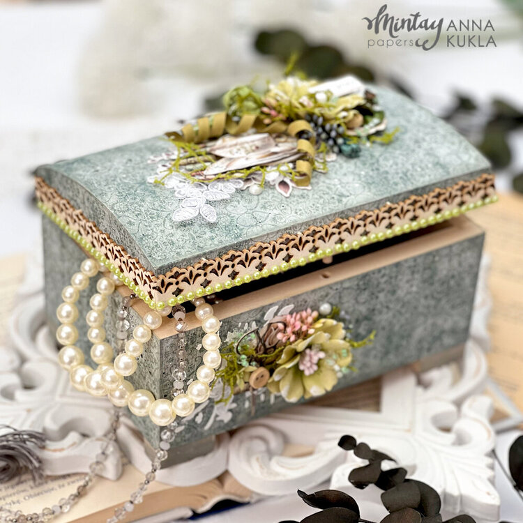 Jewelery box with &quot;Antique shop&quot; line and Chippies by Anna Kukla