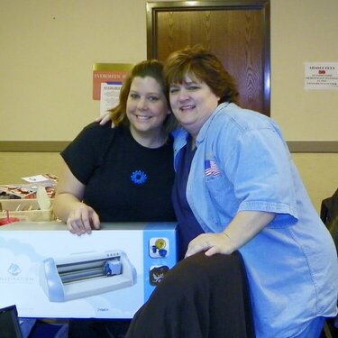 Me and Klo (the lady that holds the scrapbook convention)with my new toy that I won!!  The Pazzle Inspiration!