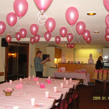Decorating the room for a babyshower