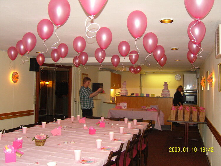 Decorating the room for a babyshower