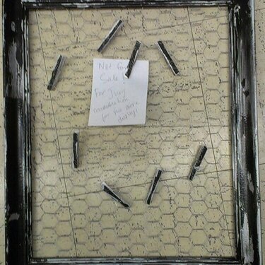 Distressed chicken wire memo board