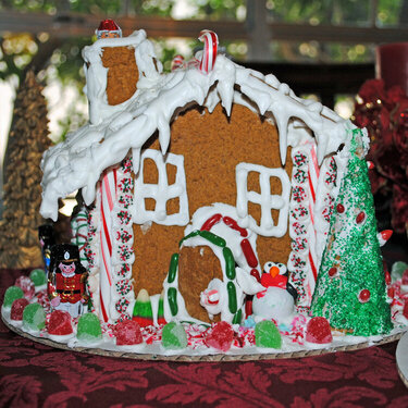 GINGERBREAD HOUSE FOR CHRISTMAS