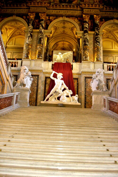Sculpture at top of stairs at top of Kunsthistorisches Museum