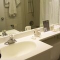 bathroom of the hotel in montreal / Salle de bains de l'htel  Montral