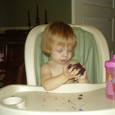Arwen eating her sisters cake