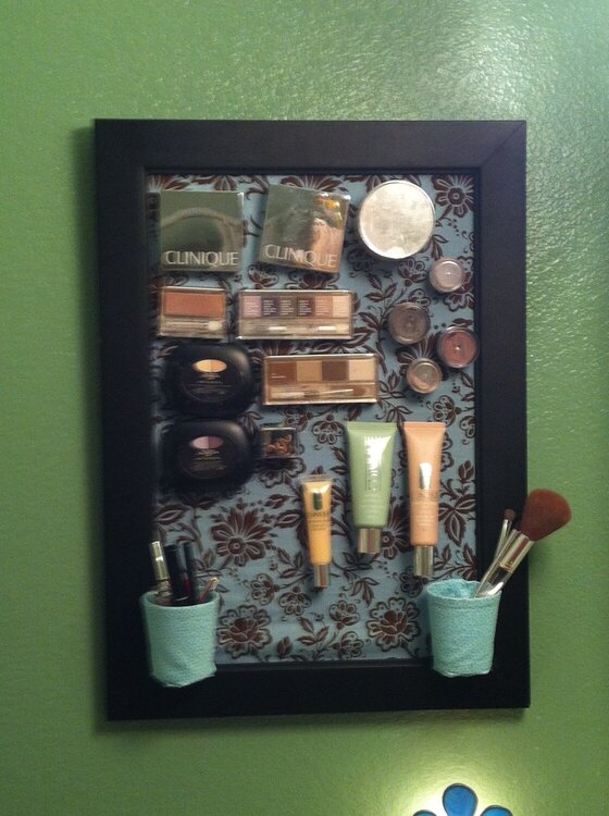 Magnetic picture frame for my make up.