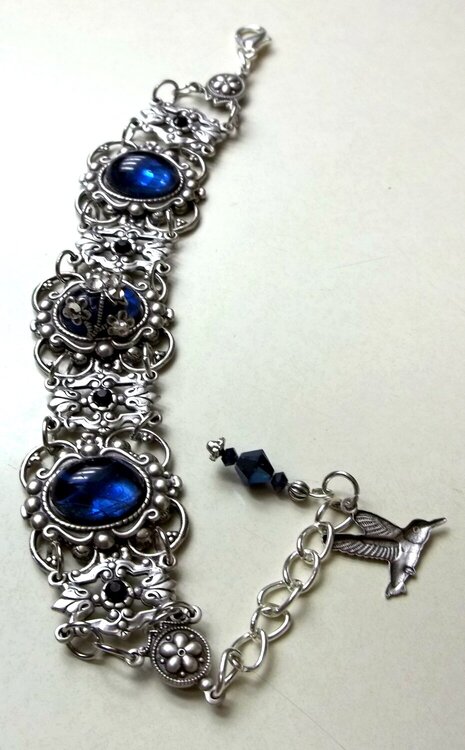 Montana Blue Cabachons with swarovski Bracelet