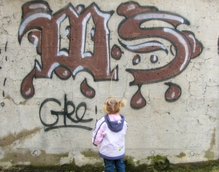 18. April photo a day / Girl &amp; Graffiti