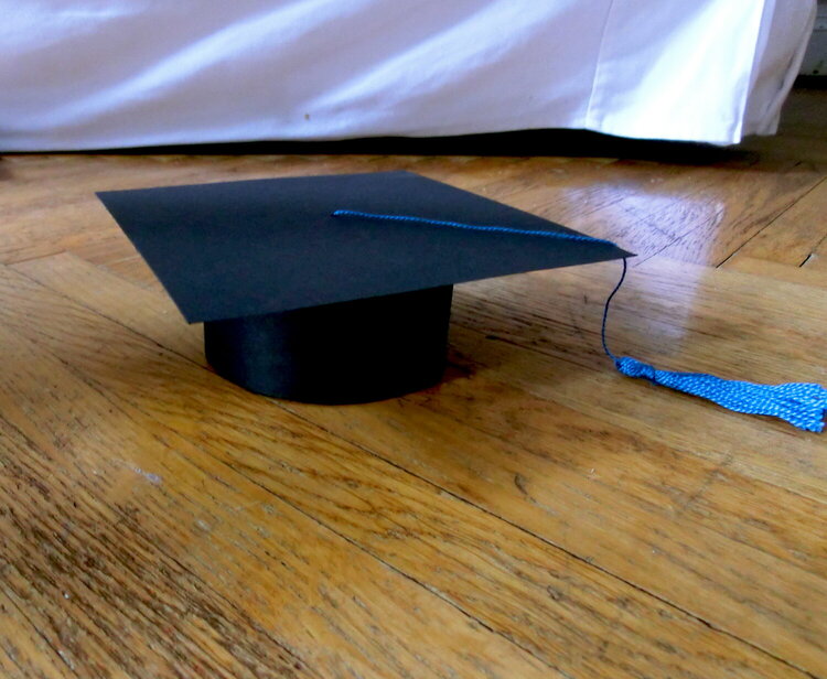 Graduation hat box closed