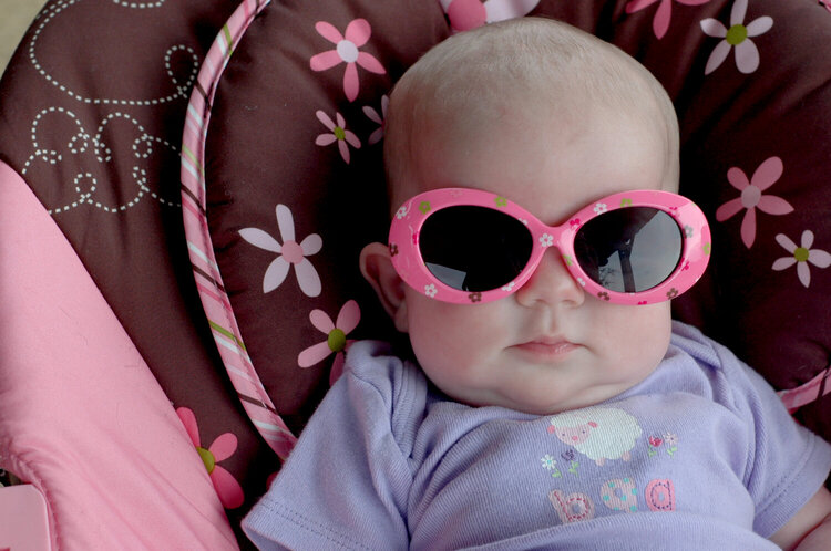 pod -8/21/09 - Zoe&#039;s new sunglasses!