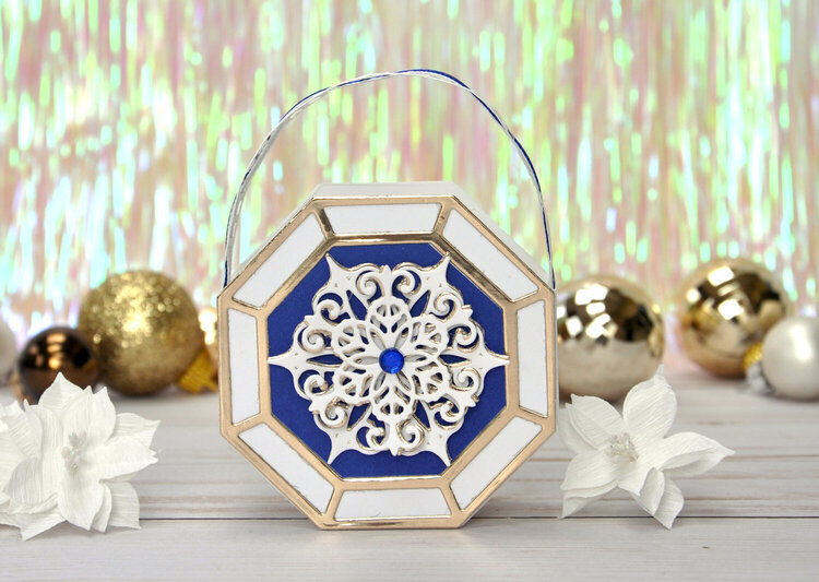 Snowflake Splendor basket with handle