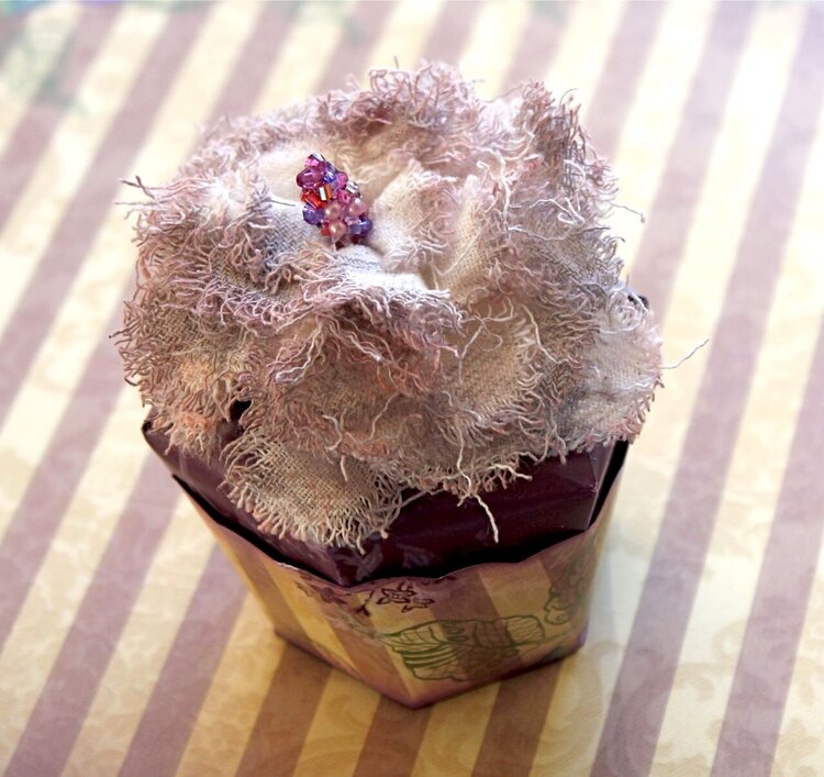 Cupcake treat box (Meg&#039;s Garden Blog Hop)