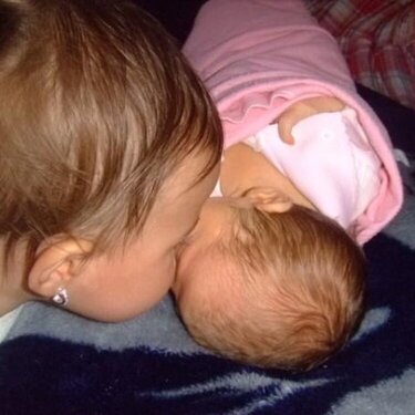 Faylinn kissing Makayla 2009