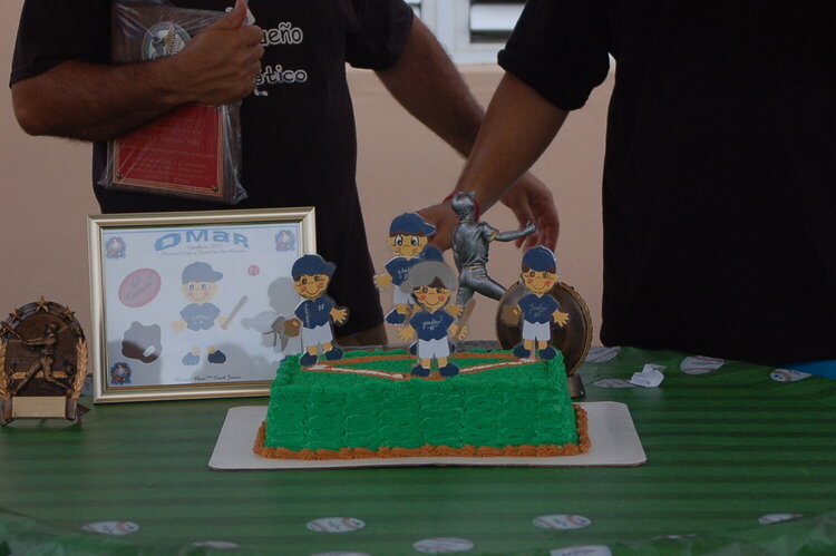 Baseball players cake