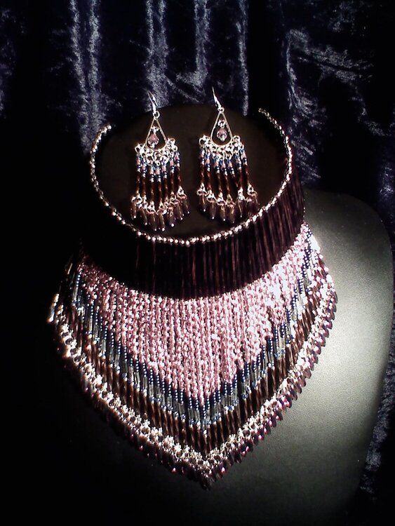 NECKLESS (CHOKLESS)AND EARINGS