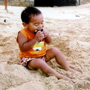 Kamakani eating his musubi at the beach