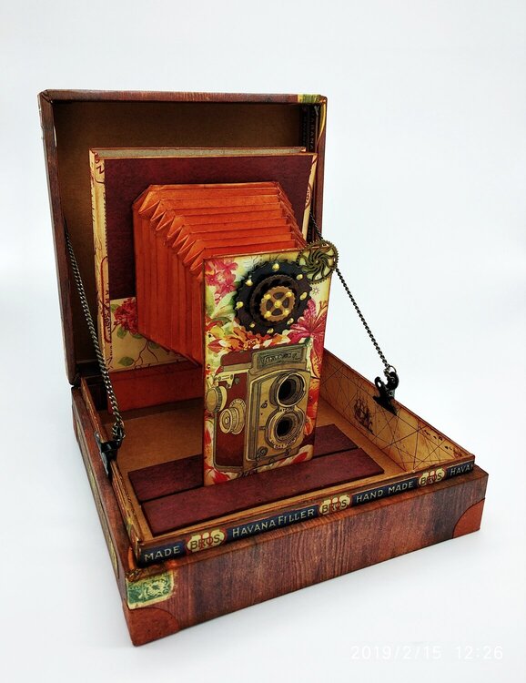 Cmara fotogrfica antigua en caja de puros